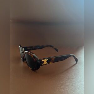 CELINE EYEWEAR
Triomphe oval-frame tortoiseshell acetate sunglasses